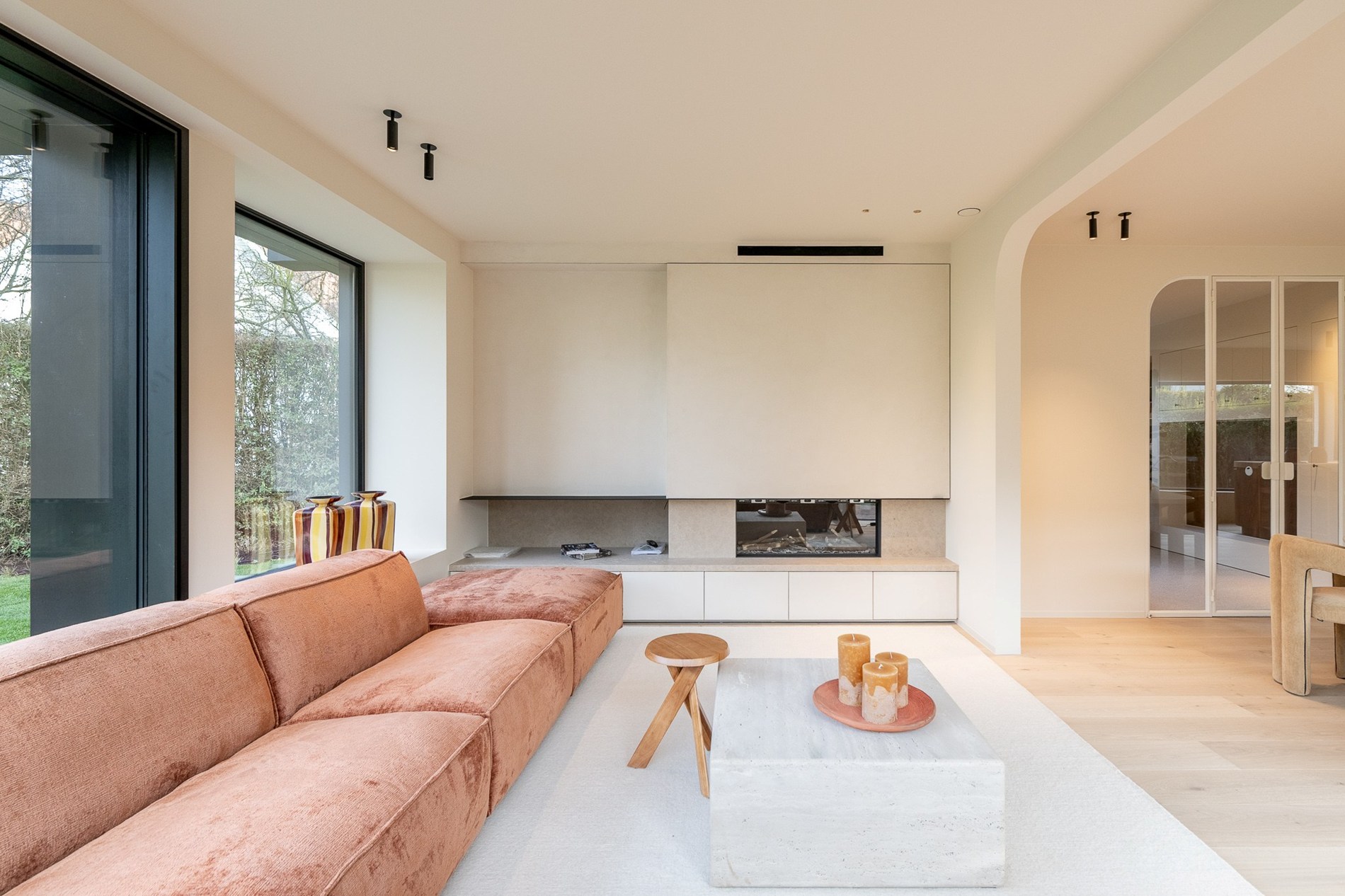 Luxueus gerenoveerde koppelvilla met zwembad in de Noordzeelaan te Knokke. 