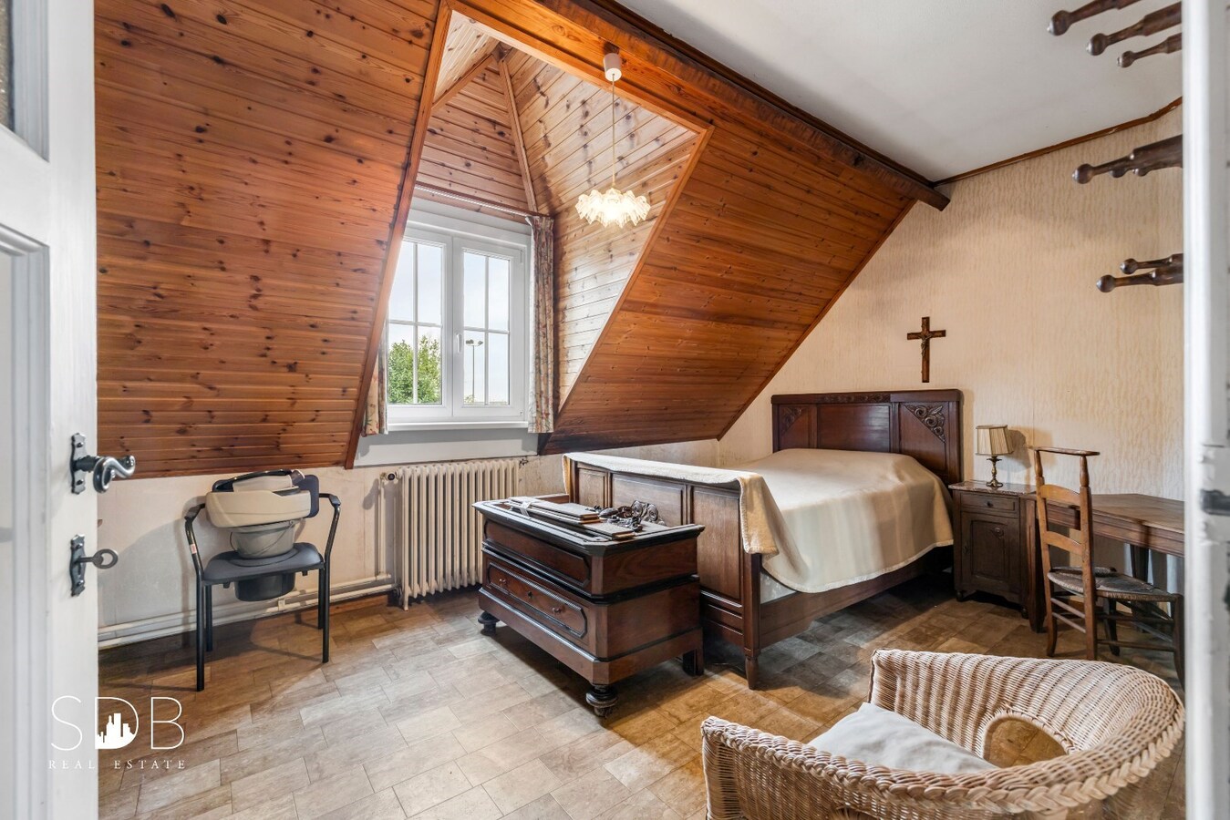 Authentieke hoeve met bijgebouwen met graslanden op circa 8.750m² 