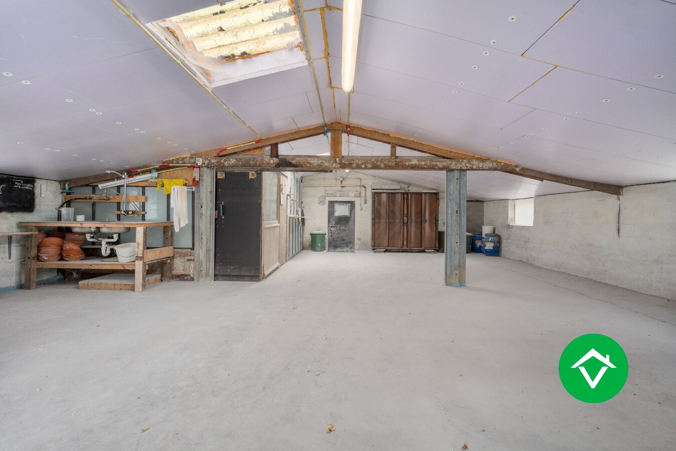 Rustig gelegen alleenstaande woning met bijgebouwen te Koekelare 