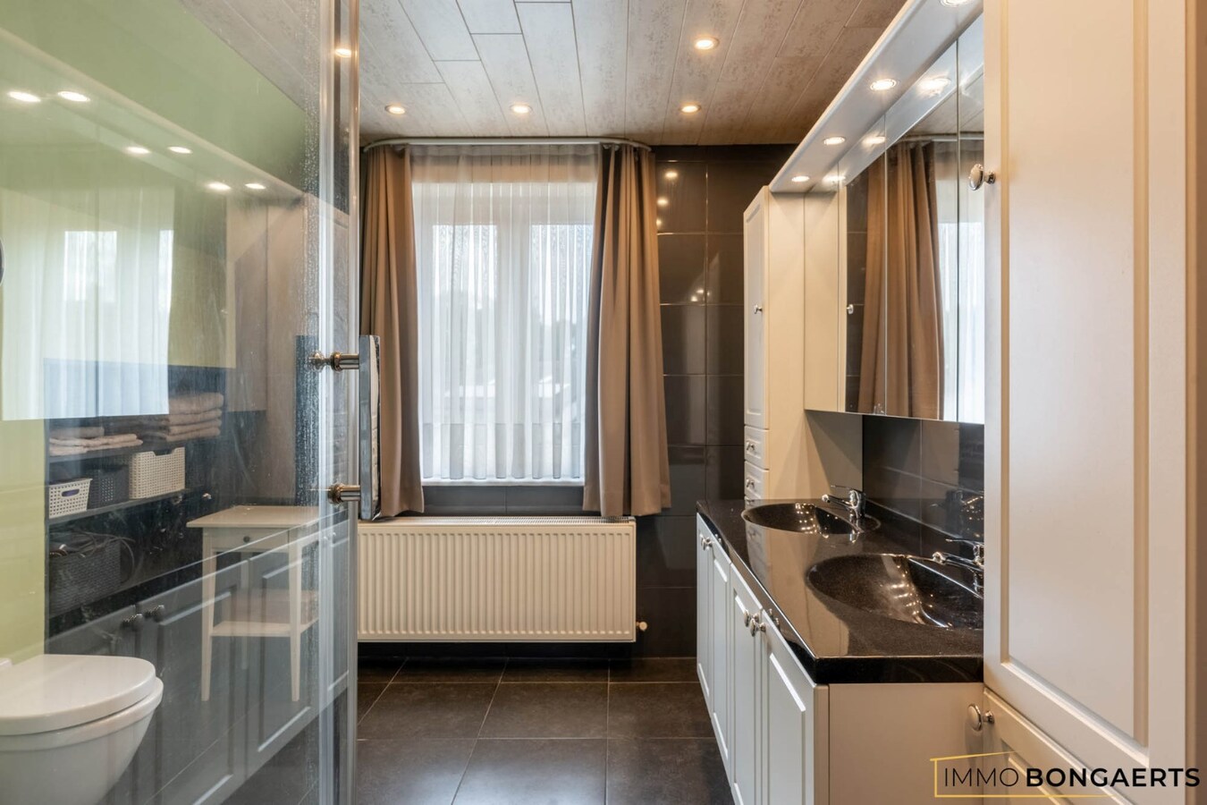 Ruime woning met drie slaapkamers en leefveranda 