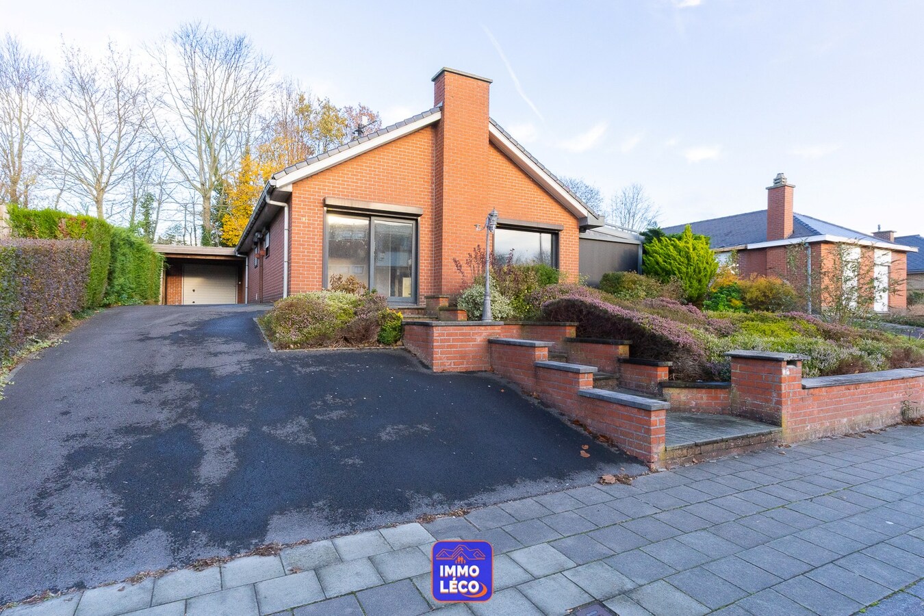 "Plain-Pied" érigé sur 544m² avec double garage, parking, jardin ! 