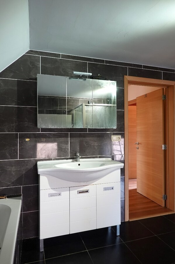 Ruime gerenoveerde alleenstaande woning met tuin, garage en 3 slaapkamers in Zerkegem 