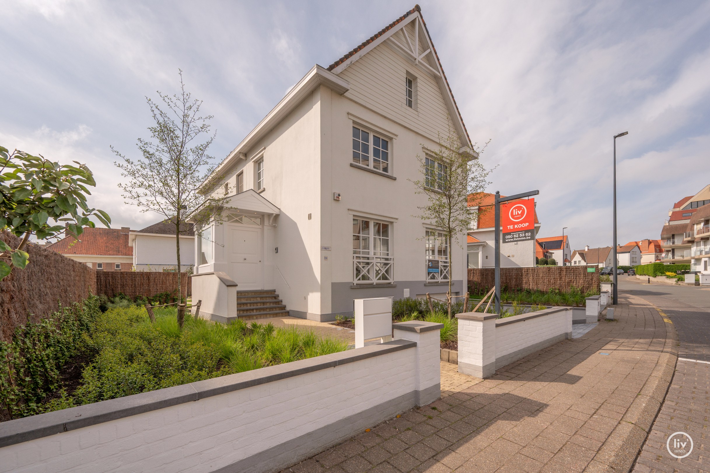 Exclusief gerenoveerde villa op een absolute toplocatie in de Jozef Nellenslaan te Knokke. 