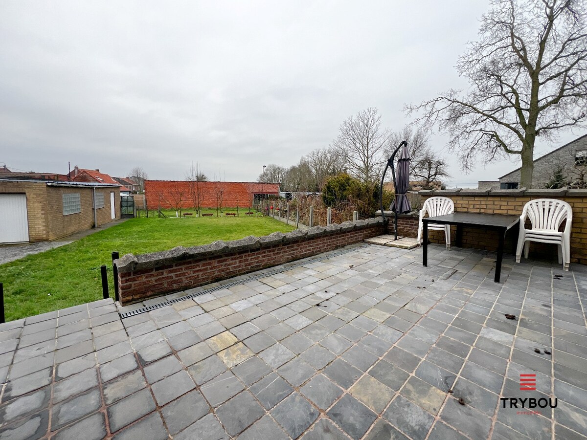 Ruime woning met garage, tuin en drie slaapkamers 