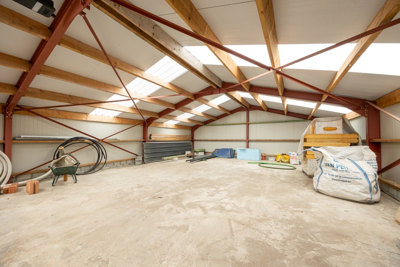 Vernieuwbouwwoning met ruim nieuwbouwmagazijn van 155 m² 
