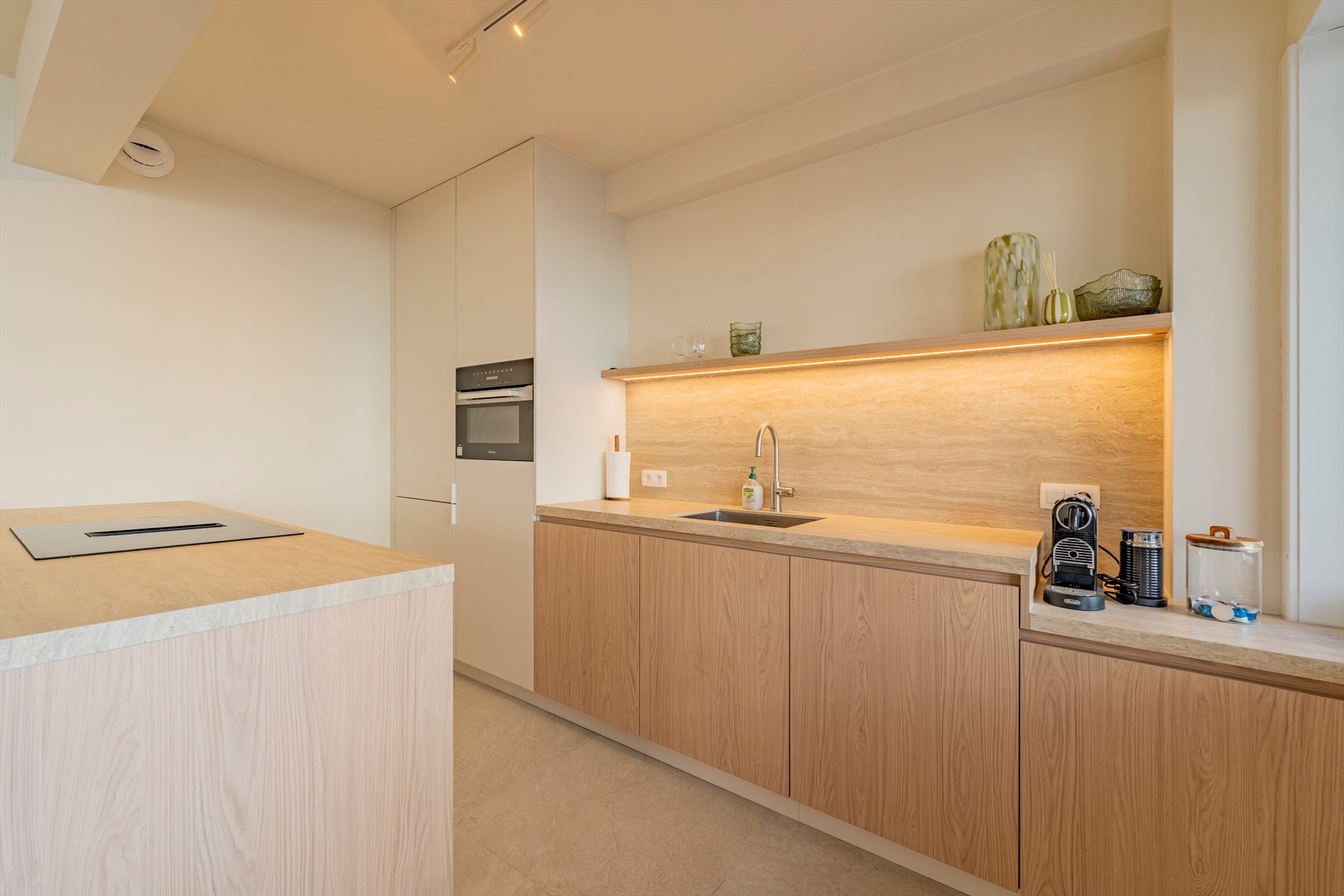 Prachtig ruim appartement met 3 slaapkamers en terras centraal gelegen op de Zoutelaan te Knokke. 