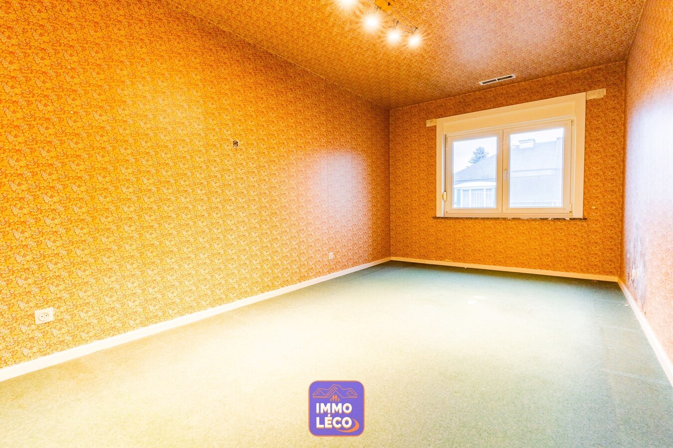 3 façades dans un clos résidentiel avec garage, parking et jardin ! 