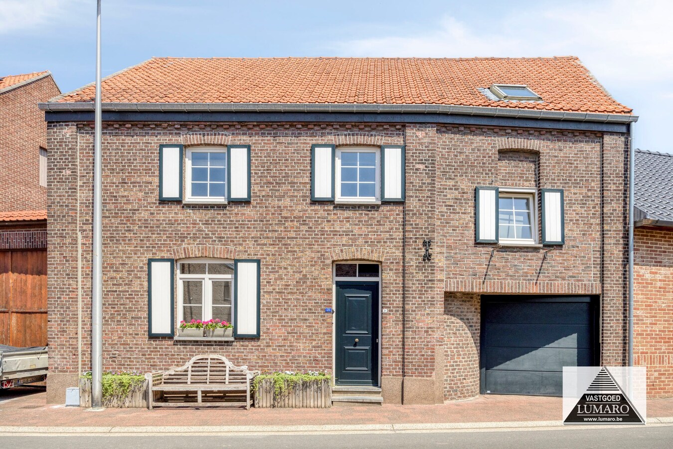 Charmant Leut : eigendom opgedeeld in 2 appartementen. Veranda,  2 garages. 