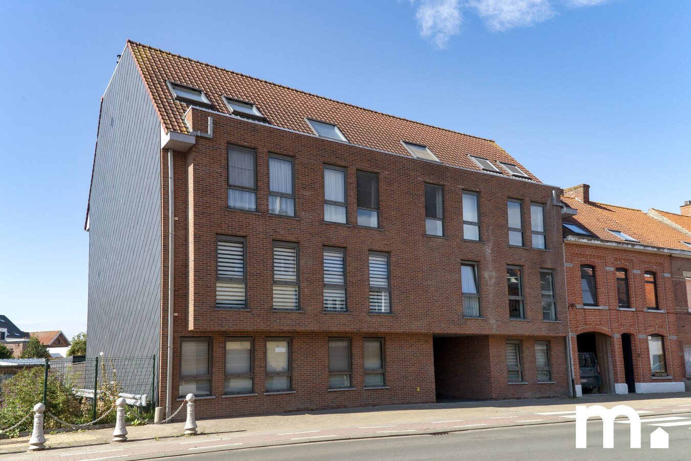 Instapklaar gelijkvloers appartement met garage te koop in Geluwe ! 