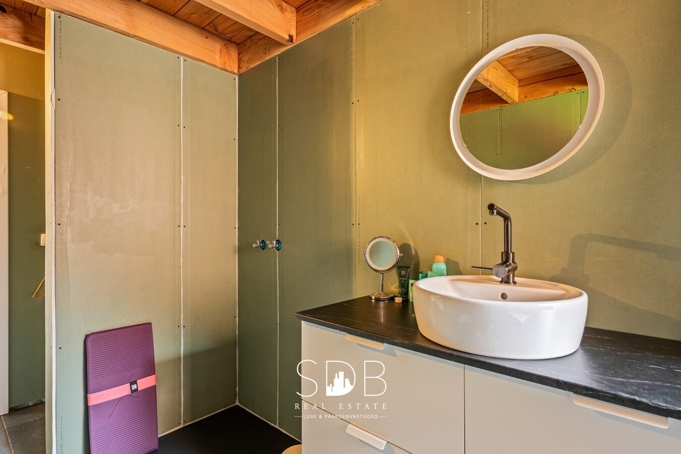 Charmante woning met aparte kantoorruimte op 14.569 m² 