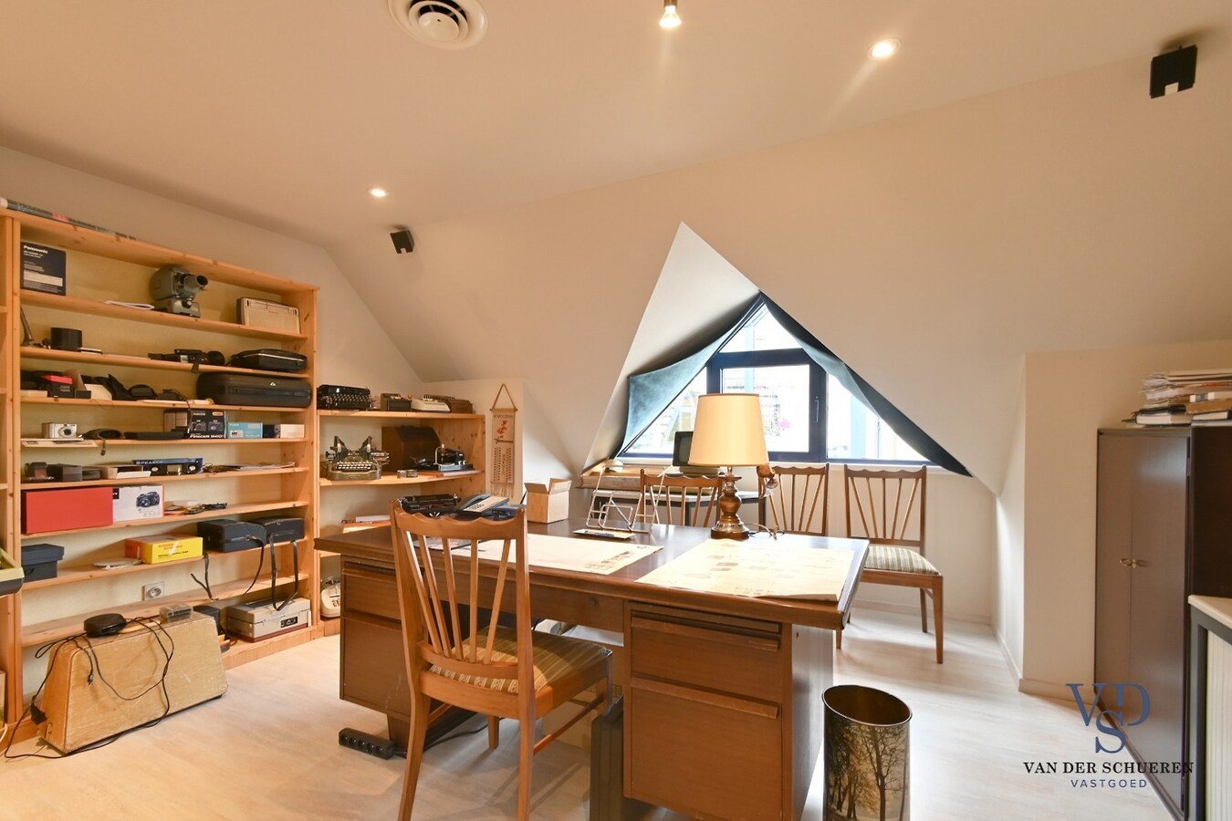 Ruim handelspand met penthouse in villastijl 