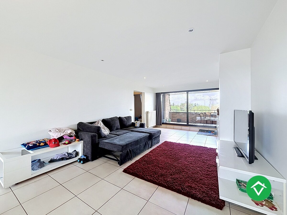 Instapklaar dakappartement met 4 slaapkamers, 2 terrassen en autostaanplaats te Roeselare (160m²) 