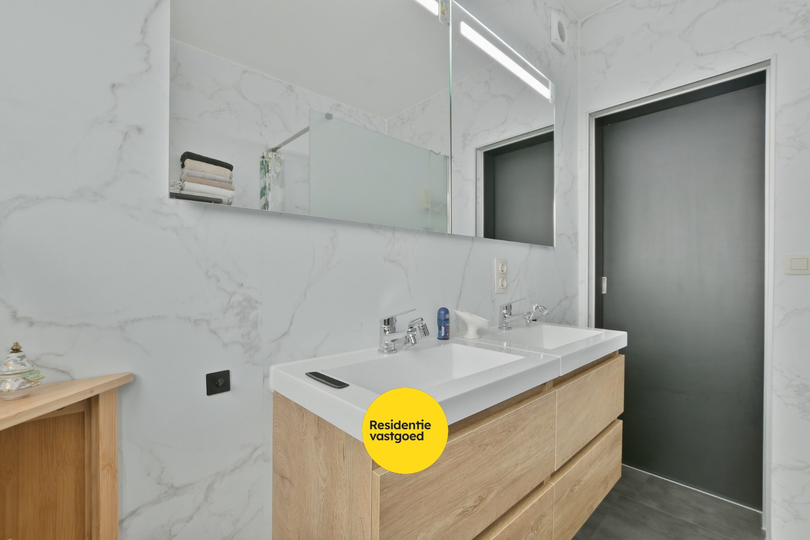 Instapklare en volledig gerenoveerde bungalow met 3 slaapkamers, tuin en garage vlak bij bos en centrum van De Haan 