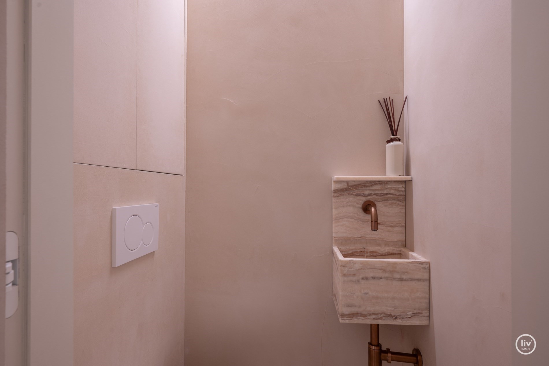 Appartement magnifiquement rénové avec vue frontale sur la mer situé sur la place de la tour de lumière à Knokke. 