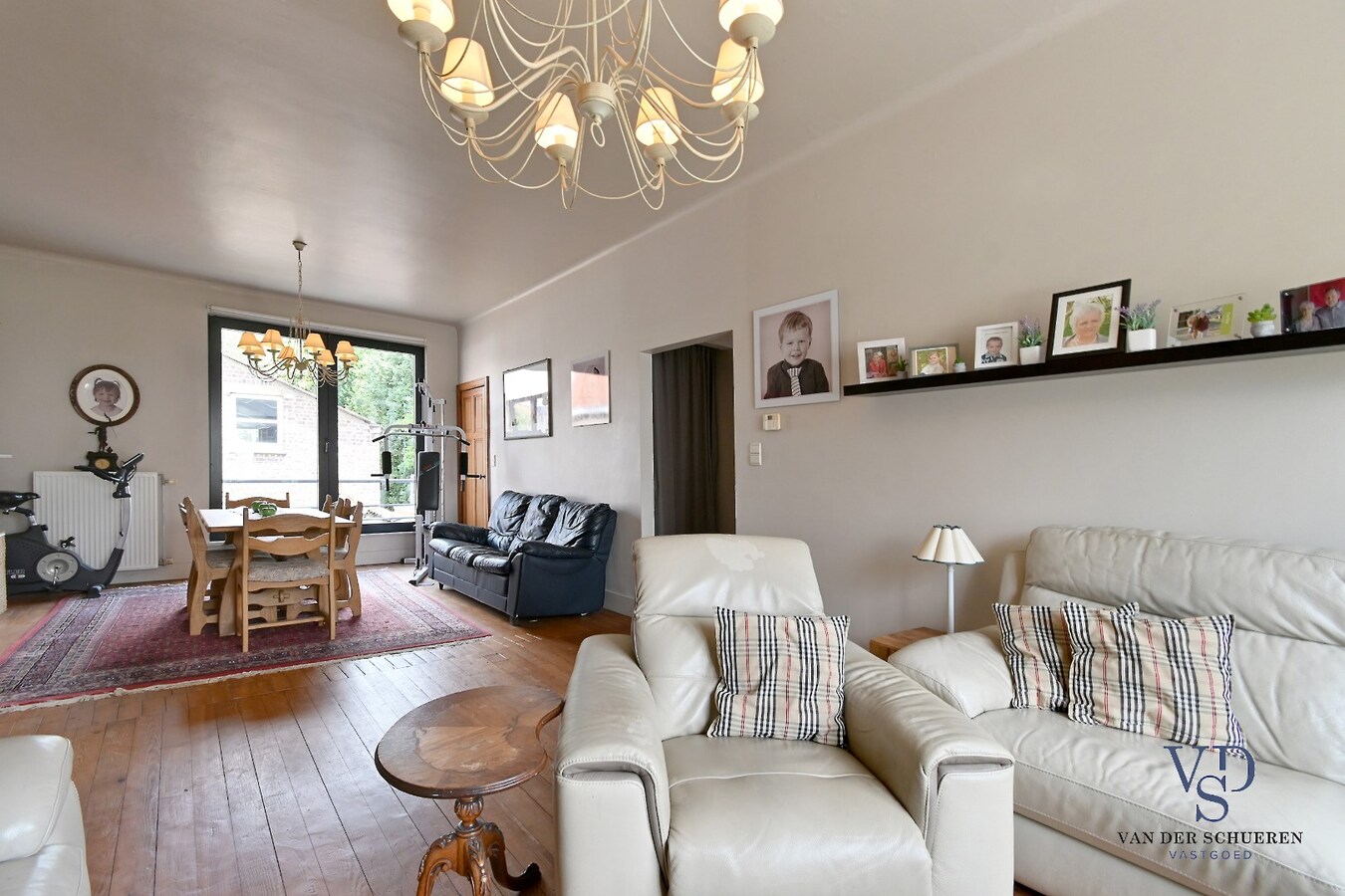 Commercieel gelijkvloers met ruime duplex en tuin. 