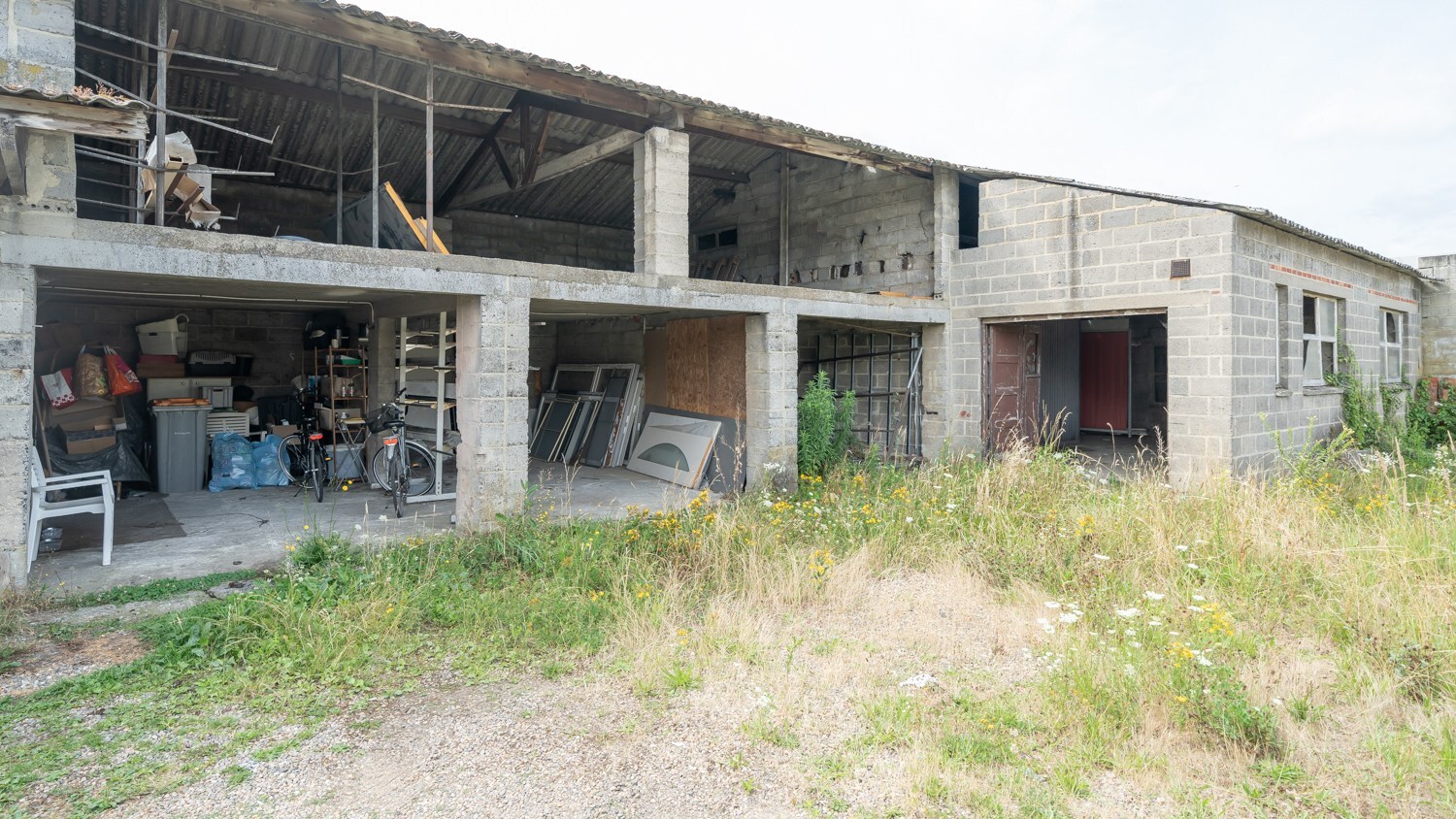 Te renoveren bergruimte + parkeerplaatsen langs doorgangsweg! 