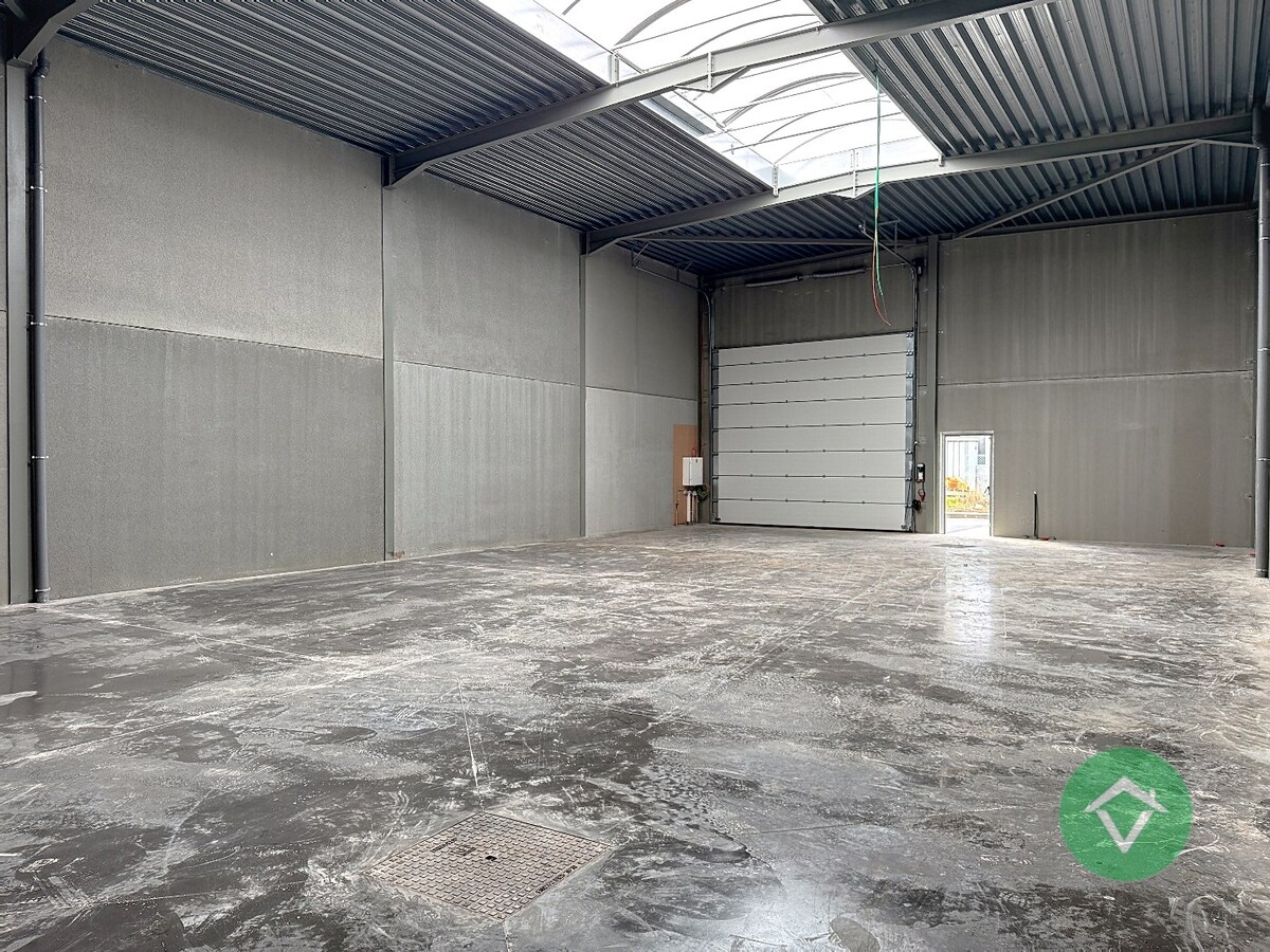 Nieuwbouw loods KMO-UNIT te koop – 256 m² met 1 parkeerplaats inbegrepen op de industriezone te Aartrijke 