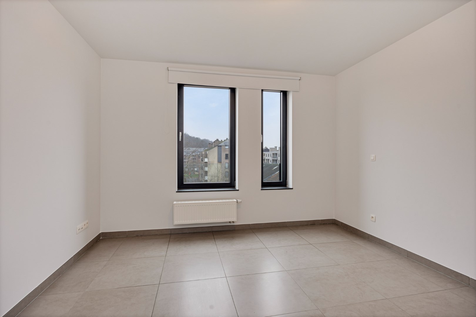 Ruim en lichtrijk appartement met 2 slaapkamers, terras en autostaanplaats vlakbij autostrade - EPC 108 kWh/m² 