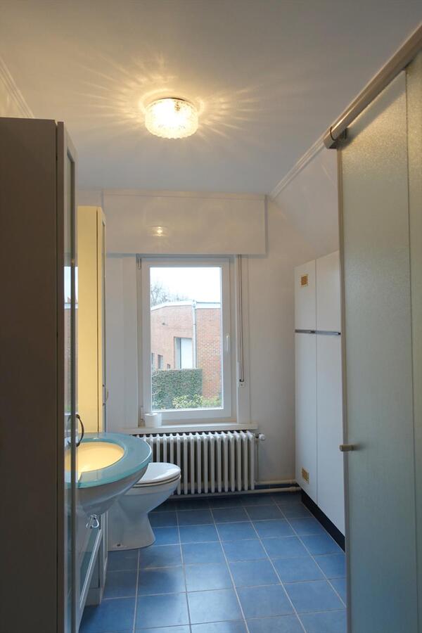 Halfopen woning met garage 