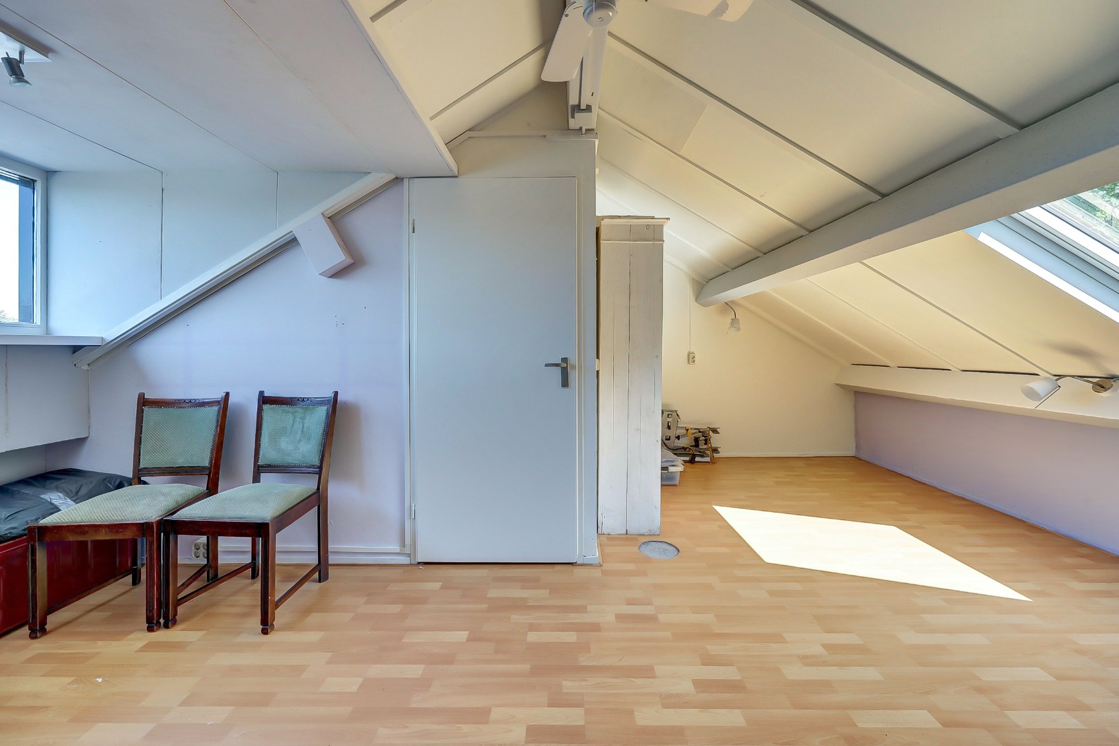 Goed onderhouden geschakelde  5-kamer woning, instapklaar, parkeerplaats, berging, zonnige tuin en gelegen in de zeer kindvriendelijke wijk Ommoord. 