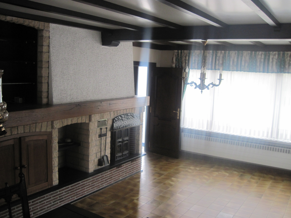 Bijzonder degelijke en ruime Half Open Bebouwing. 