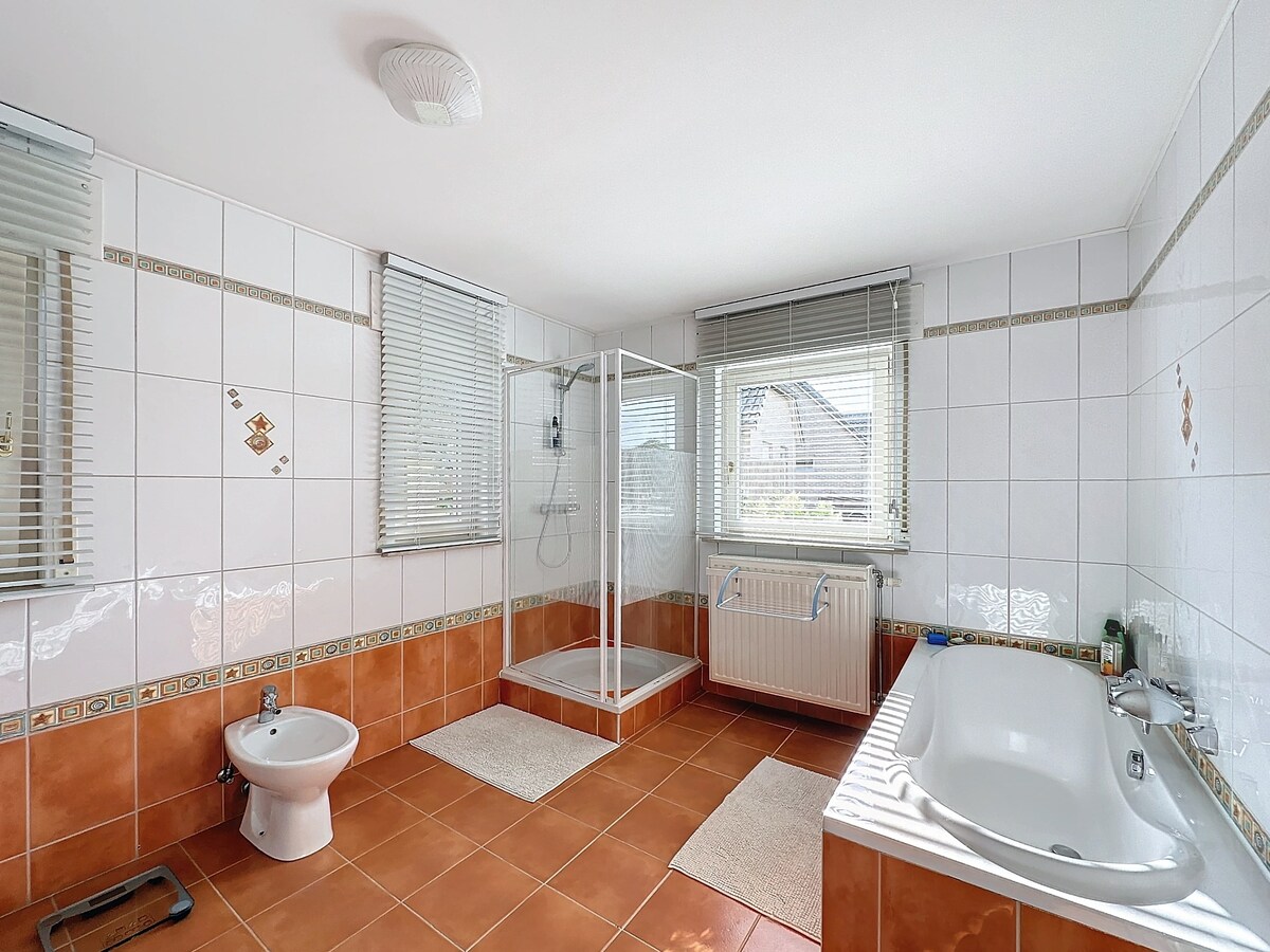 Deze woning is gelegen in Kaulille, een deelgemeente van Bocholt, in een doodlopende straat met een gezellig pleintje. 