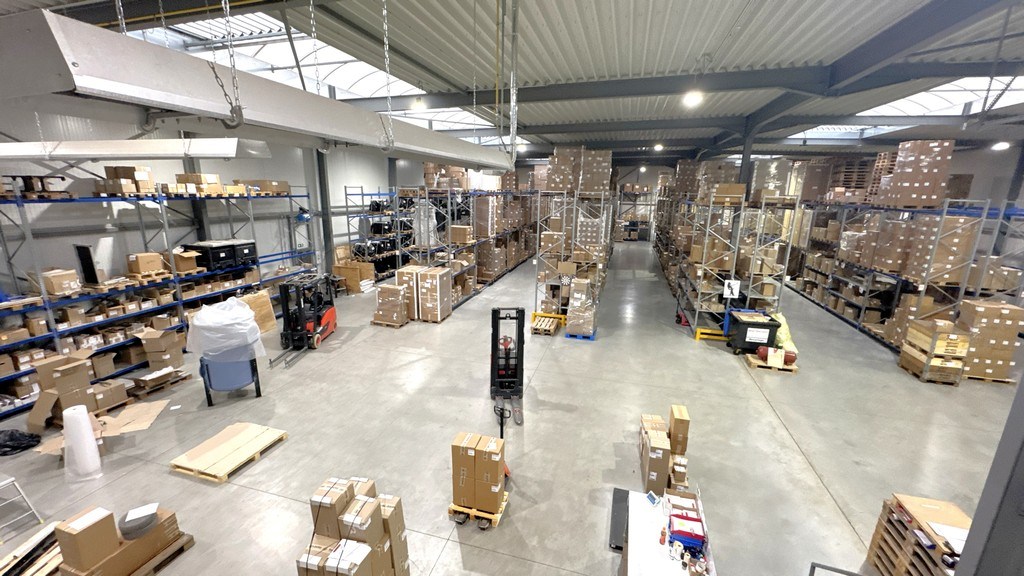 Logistiek bedrijfspand te koop aan A12 in Willebroek