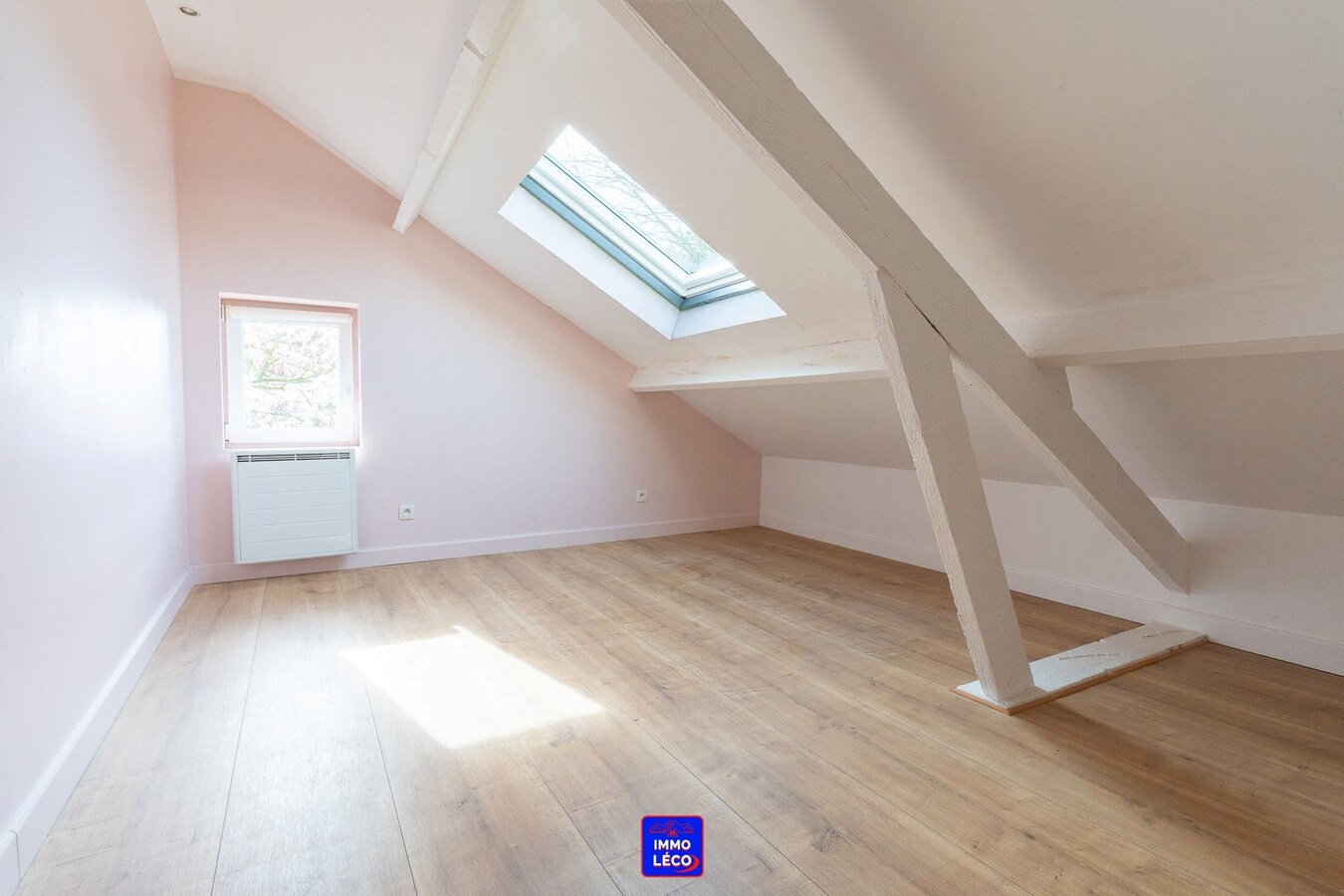 Villa "Semi Plain-Pied" érigée sur 1600m², grand parking, garage, jardin, COUP DE COEUR ! 