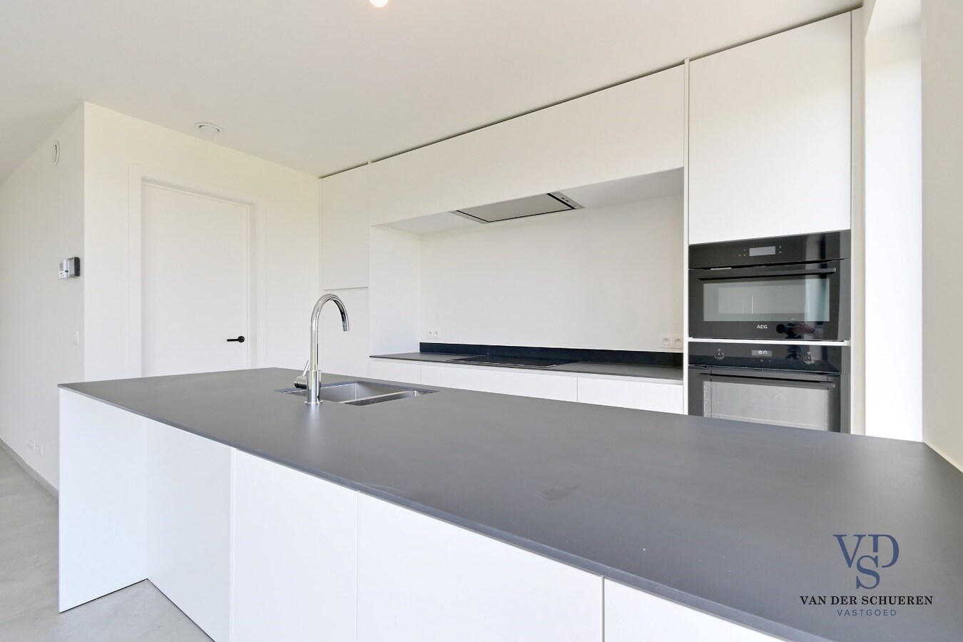 Half Open Bebouwing met buitenberging en carport 