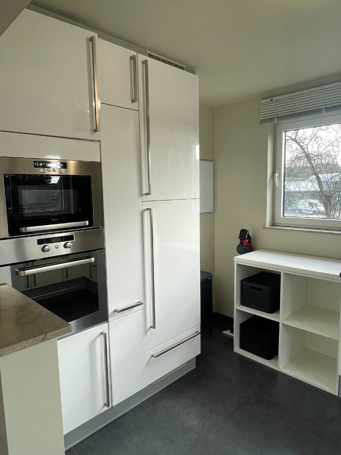 Verzorgde bel-etagewoning met 3 slpk, terras, patio  en garage nabij het centrum van As. 