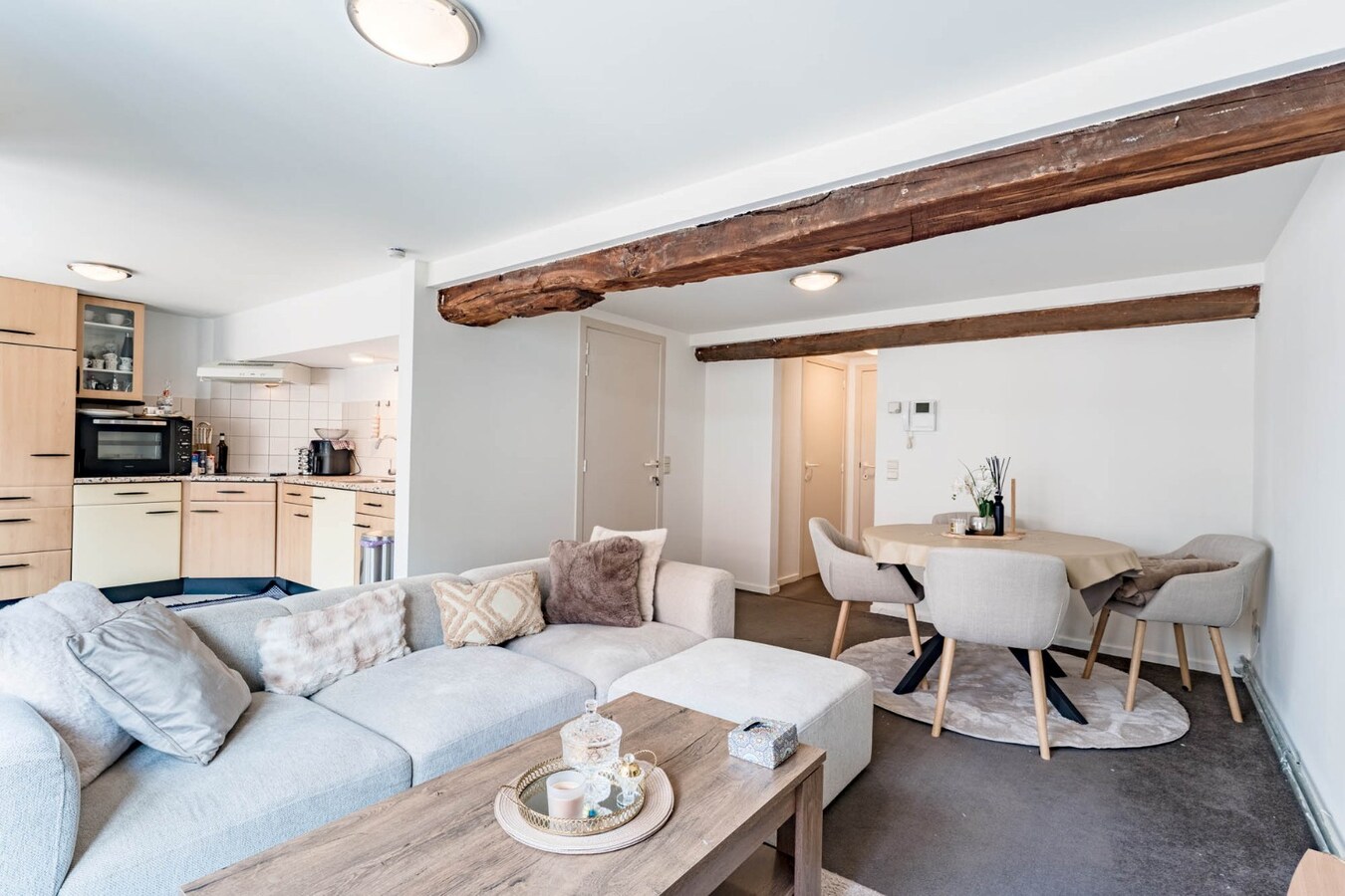 Comfortabel appartement op de 2de verdieping van een kleinschalige residentie op een steenworp van de historische markt! 