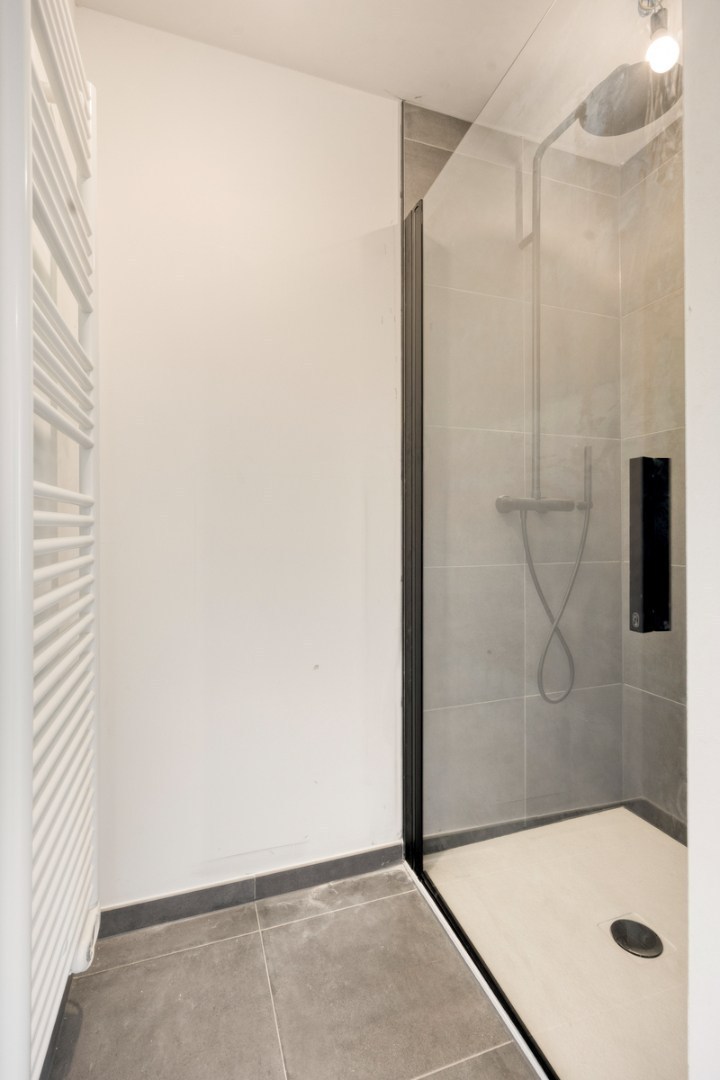 Instapklare woning met zeer goede afwerking, 3 slaapkamers, 3 badkamers, tuin, terras en autostaanplaats in het centrum van Tienen – EPC 27 kWh/m² - bewoonbare opp. 172 m² 