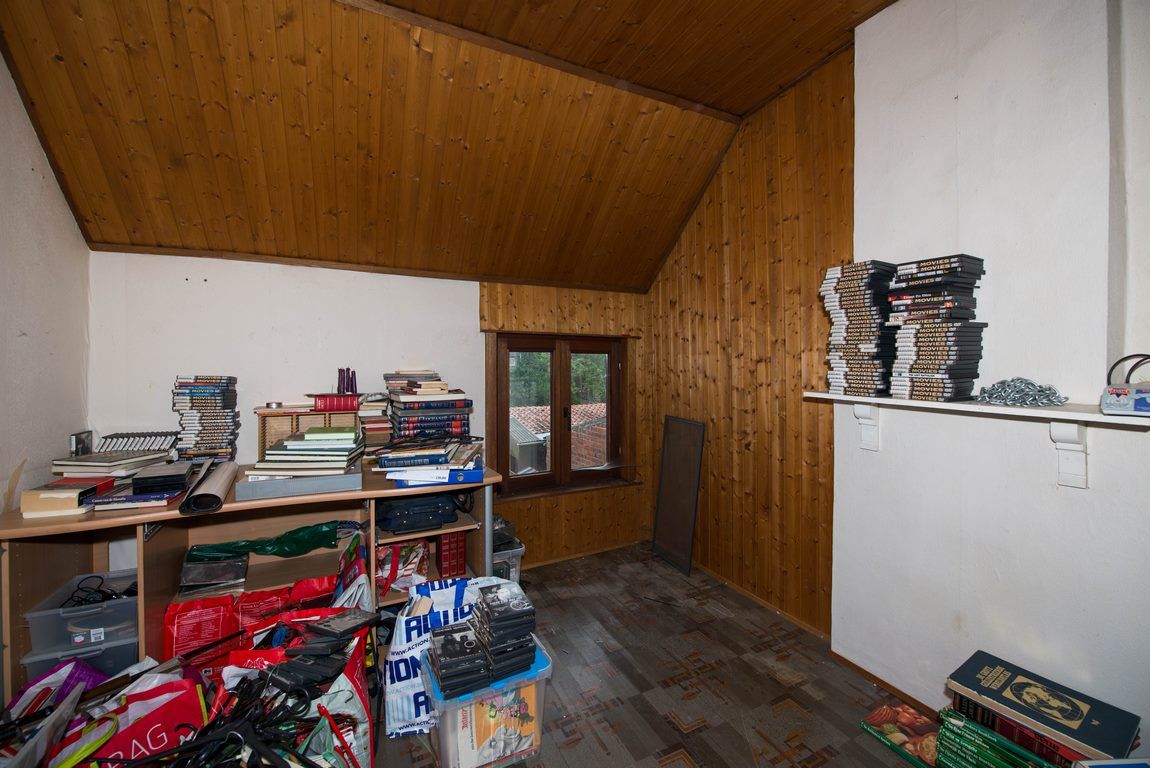 Zeer goed gelegen woning deels te moderniseren. 