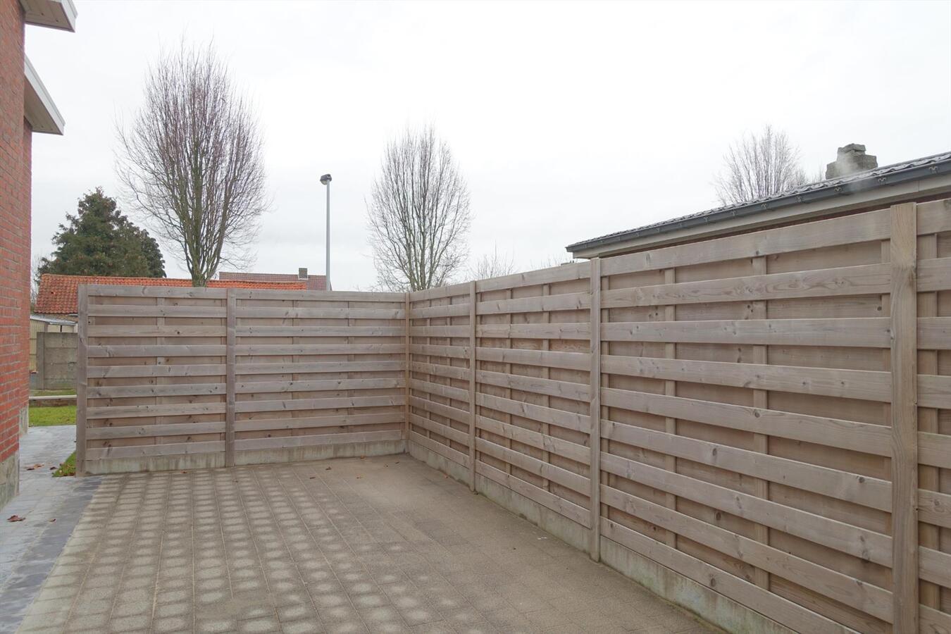 Halfopen woning met garage 