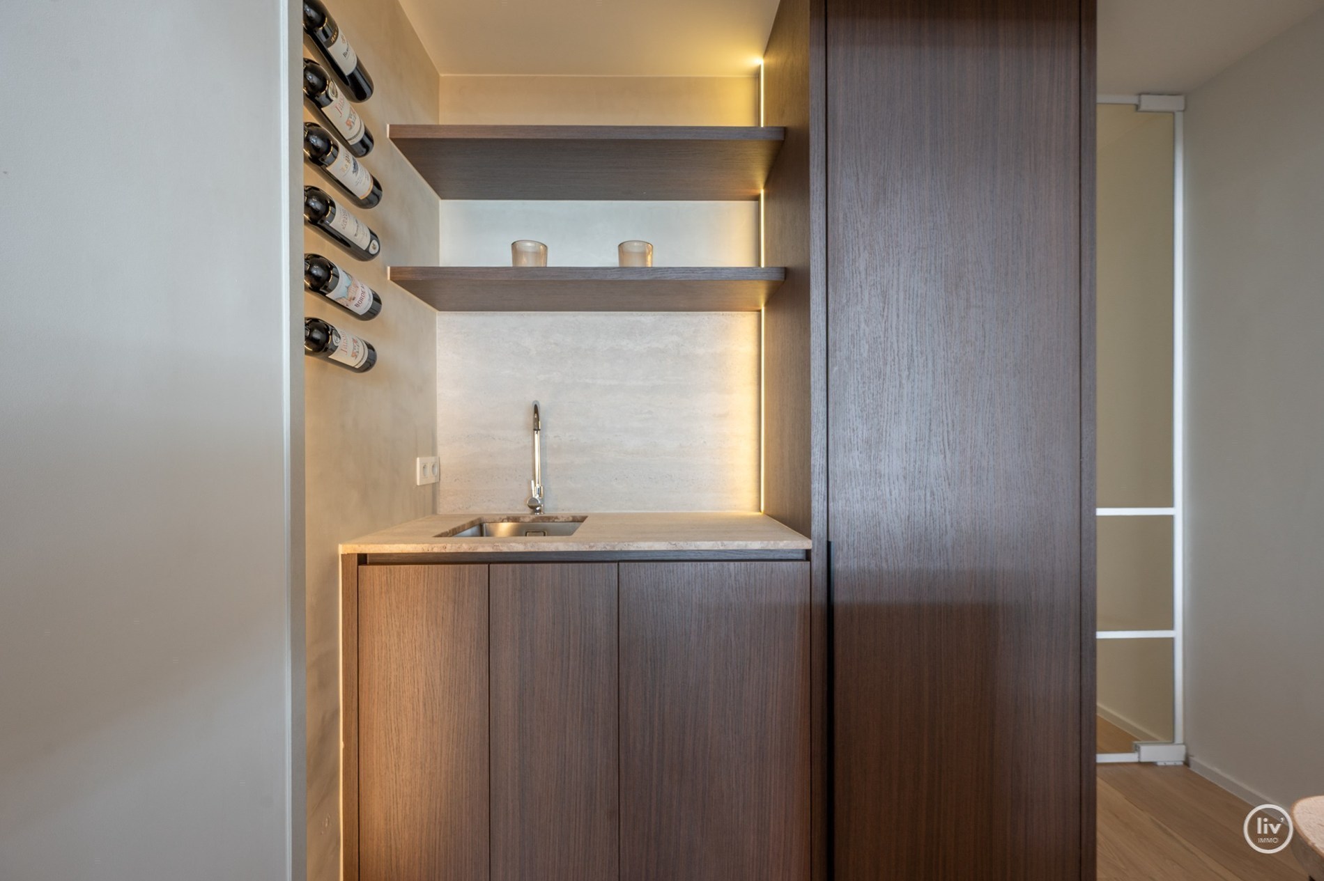 Volledig gerenoveerd appartement met terras gelegen Lippenslaan nabij het Van bunnenplein. 