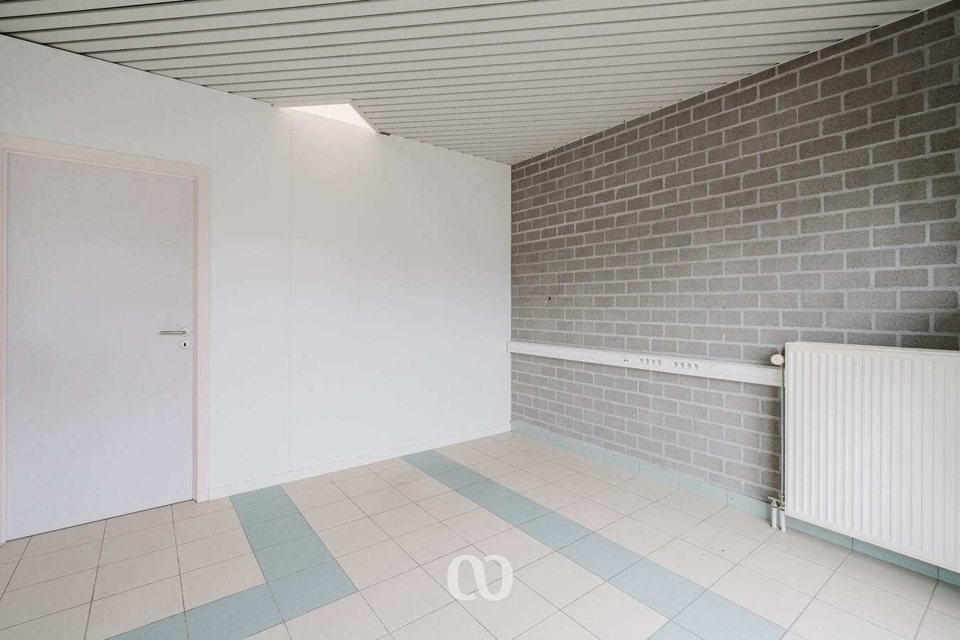 Praktisch handelspand met ruime parking te Wortegem-Petegem 