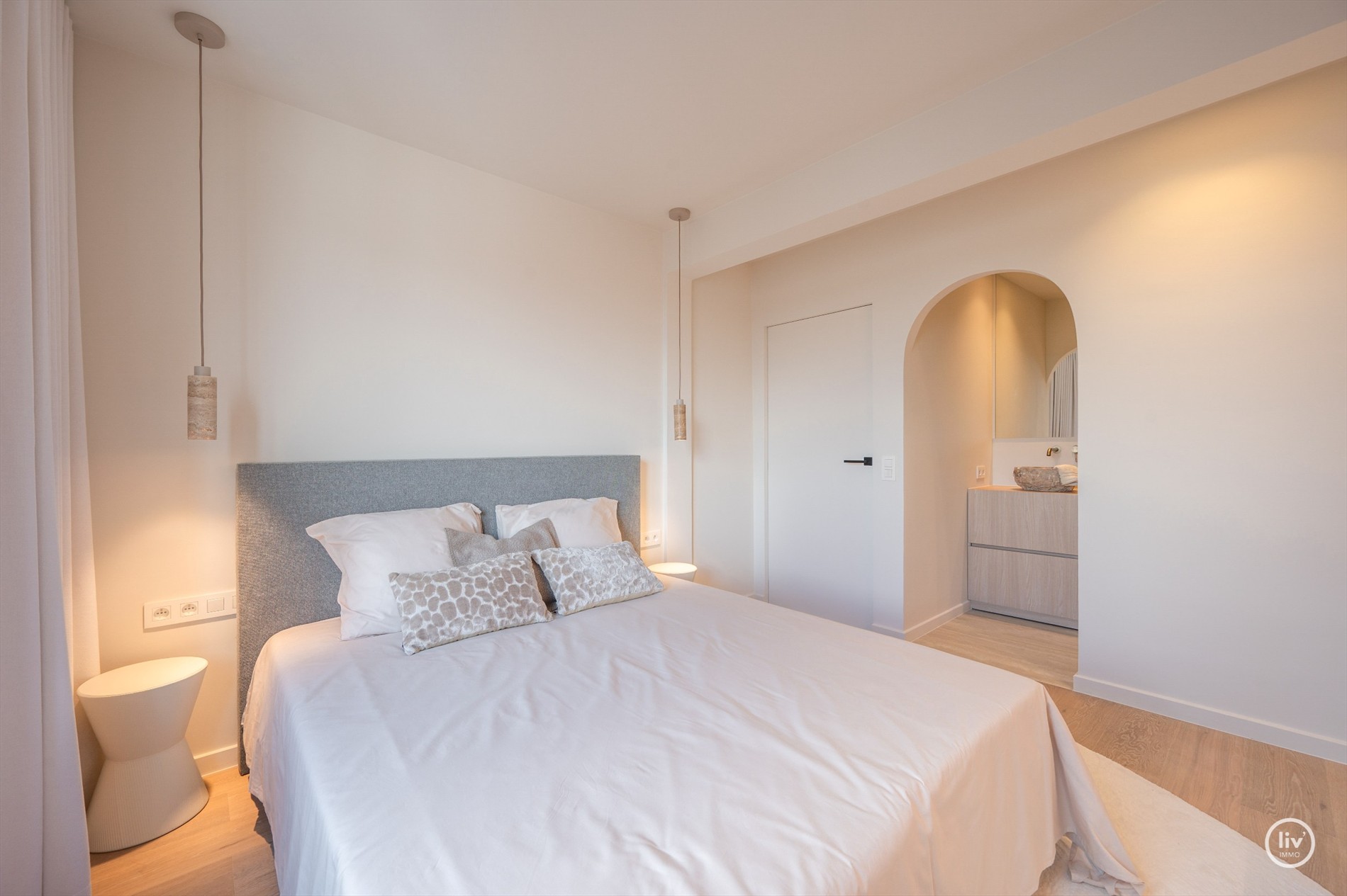 OPENDEURDAG te Zaterdag 31/10 te Lippenslaan 166 (tussen 11u en 13u): Luxueus volledig gerenoveerd 3 slaapkamer appartement te Lippenslaan gelegen op wandelafstand van het Albertstrand. 