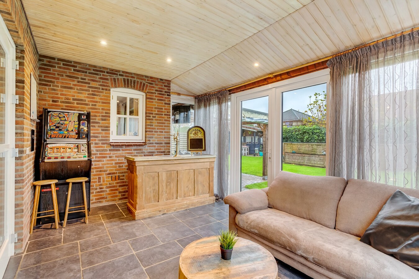 Vrijstaande woning met inpandige garage gelegen op een perceel van 784 m2 te Arendonk. 