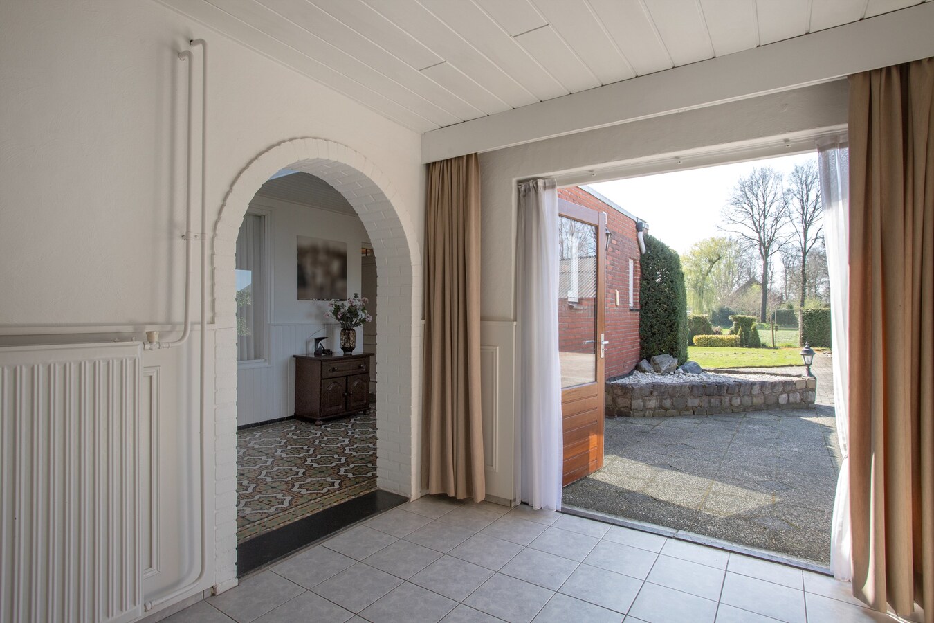 Royale halfvrijstaande woning met uitzicht over de landerijen, op korte afstand van het centrum. 