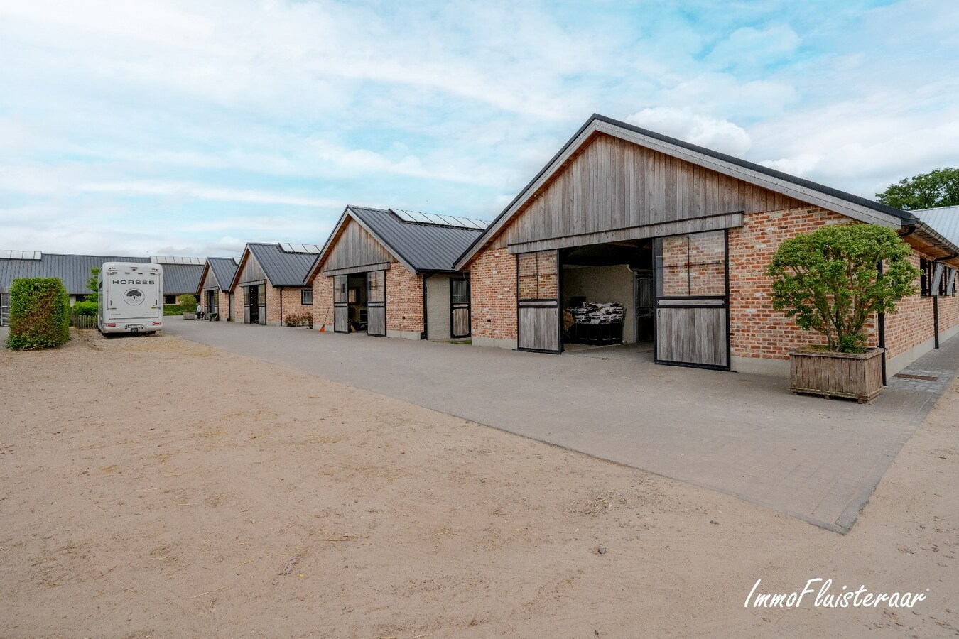 Prachtige professionele paardenaccommodatie op ca. 10 ha te Oudbergen 