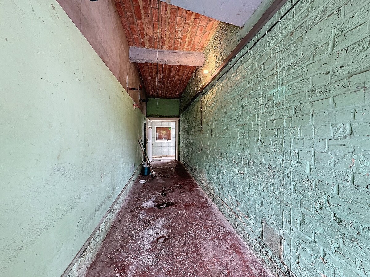 Ruime, te renoveren woning met grote tuin te Herzele 