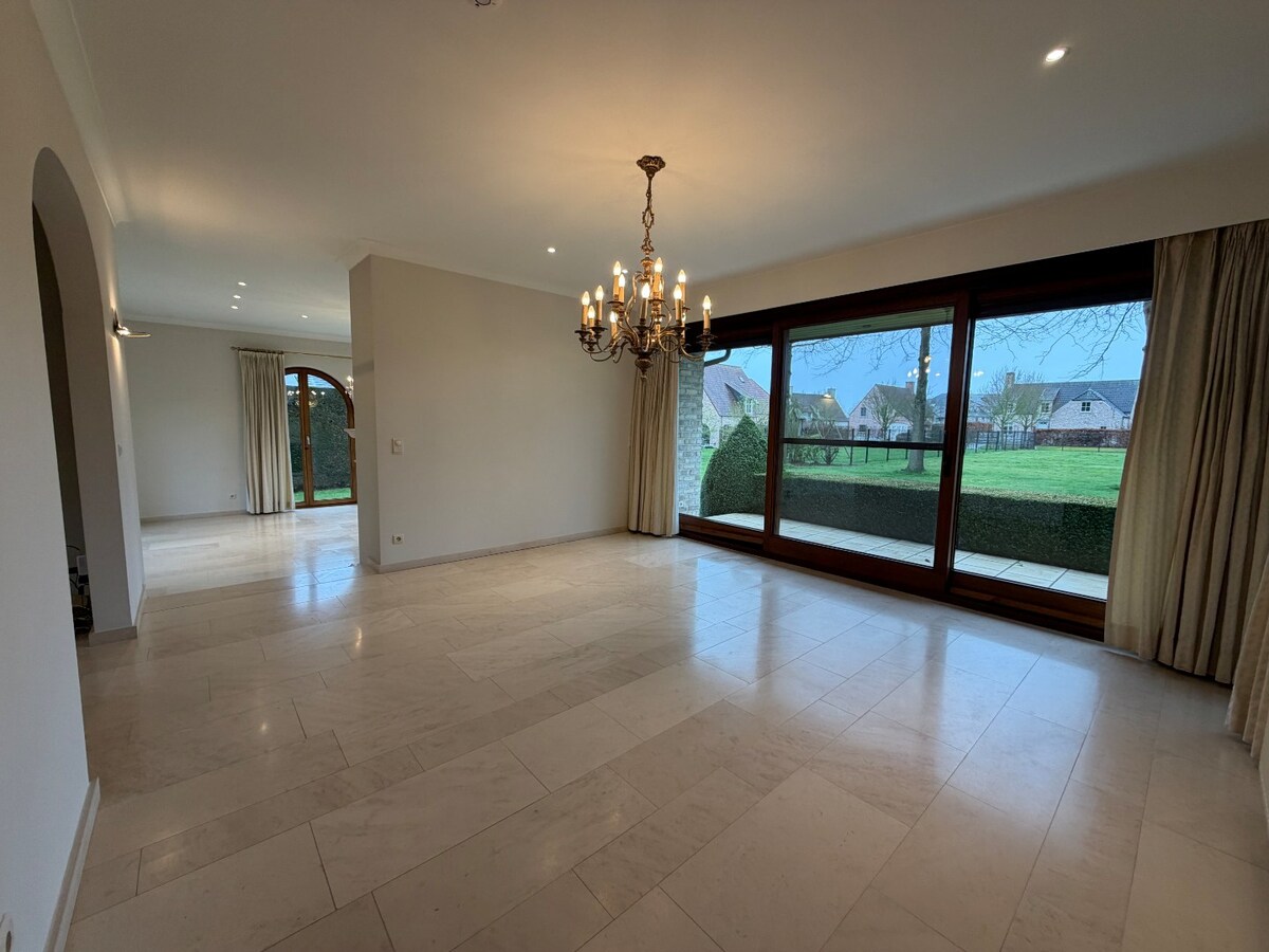 Ruime en rustig gelegen Spaanse villa te Dikkelvenne. 