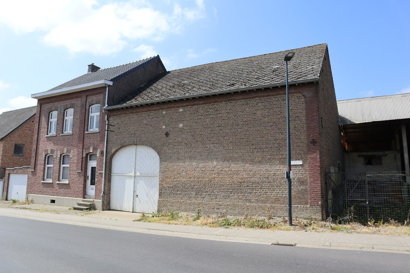 Ruime te renoveren hoeve met schuur en opslagplaatsen + mogelijkheid voor projectgrond 