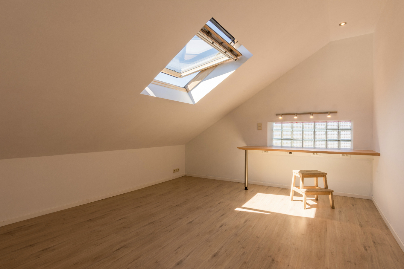 IN OPTIE Ruime en totaal vernieuwde woning in het dorp van Zaffelare 