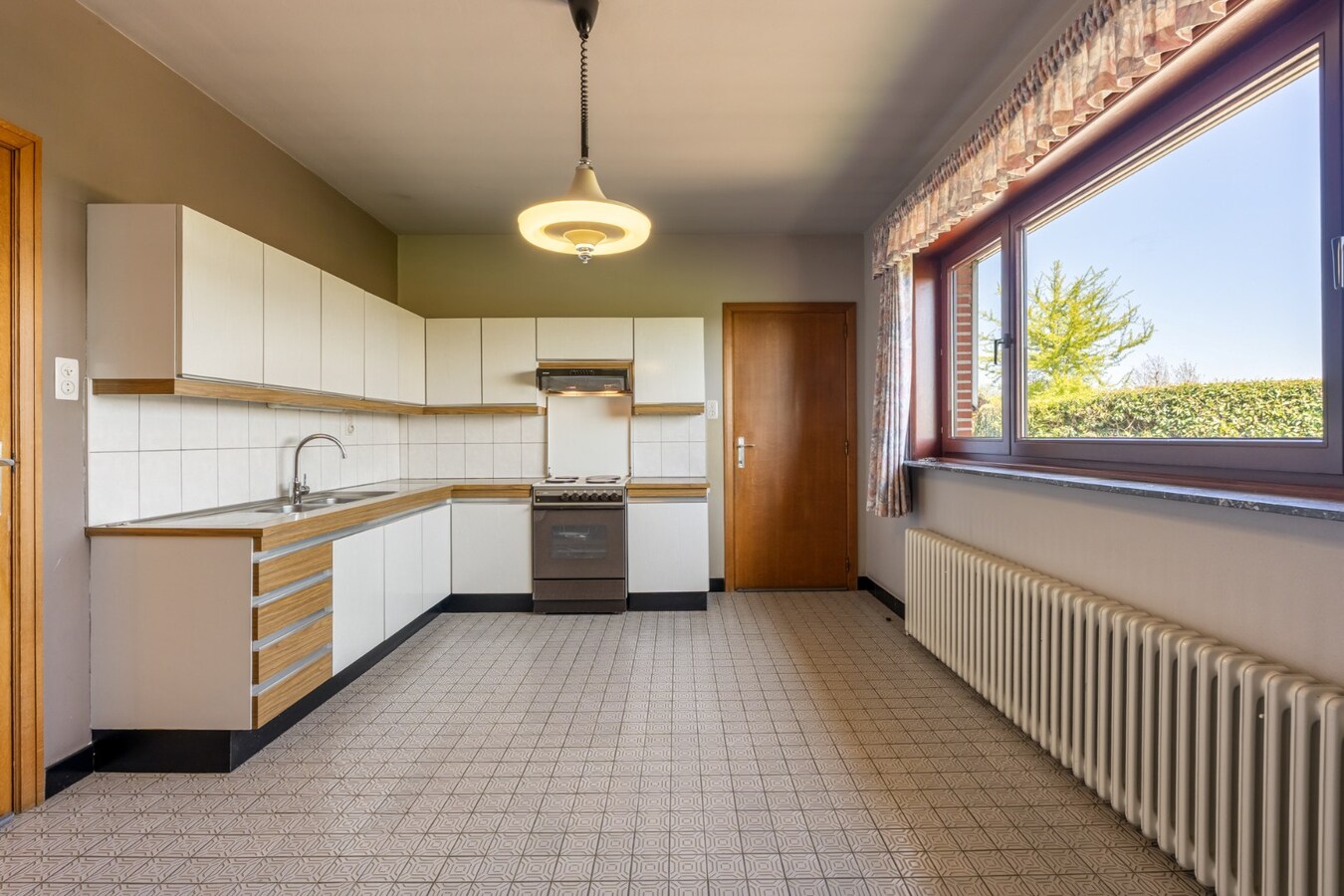 Gelijkvloerse gezinswoning op een ruim perceel van 9a51ca op een rustige locatie met uitzicht op achterliggende weilanden! 