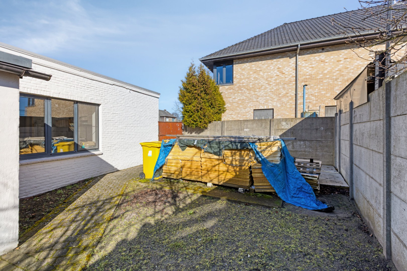 Ruime gezinswoning met 3 slpk. en ruimte voor bijberoep in Mol-Sluis 