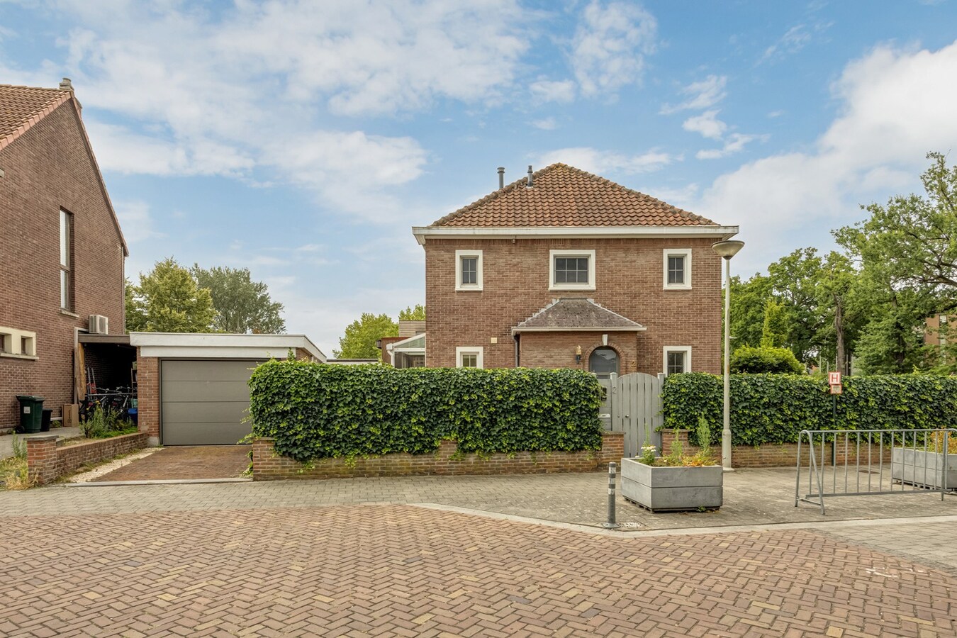 HOB met 3 slpk, garage en tuin nabij Schoten centrum! 