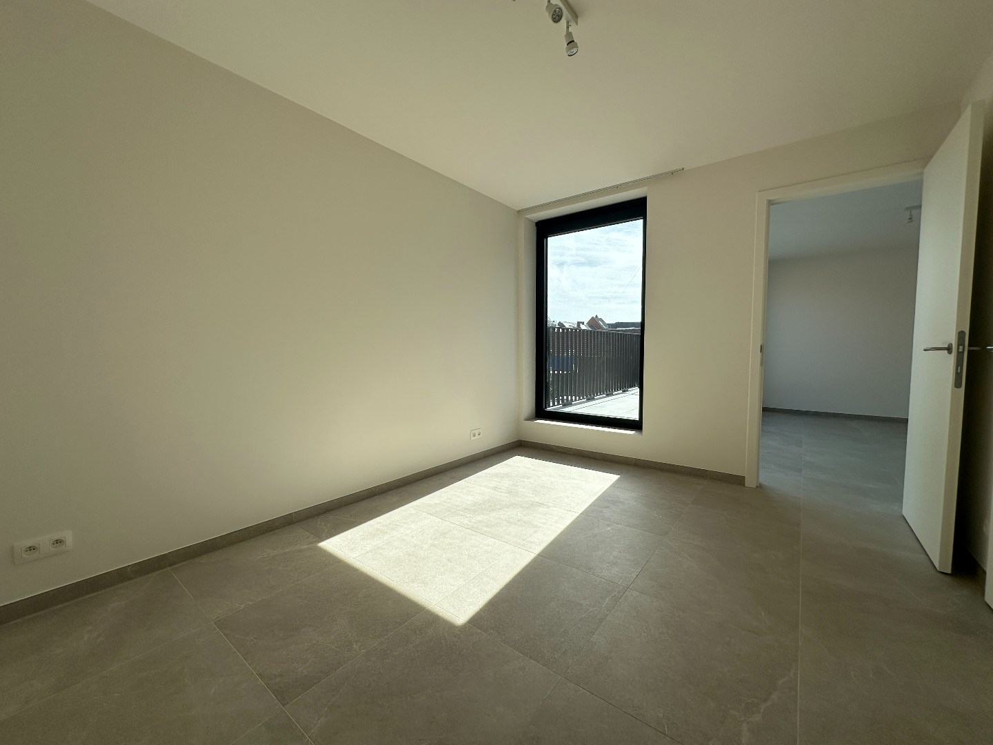 Instapklaar energiezuinig nieuwbouwappartement met mooi zonneterras, Torhout 