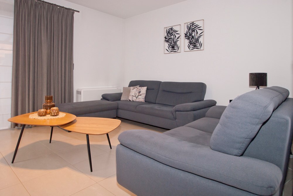 Instapklaar gelijkvloers - 2 slpks - ruim terras - parking 