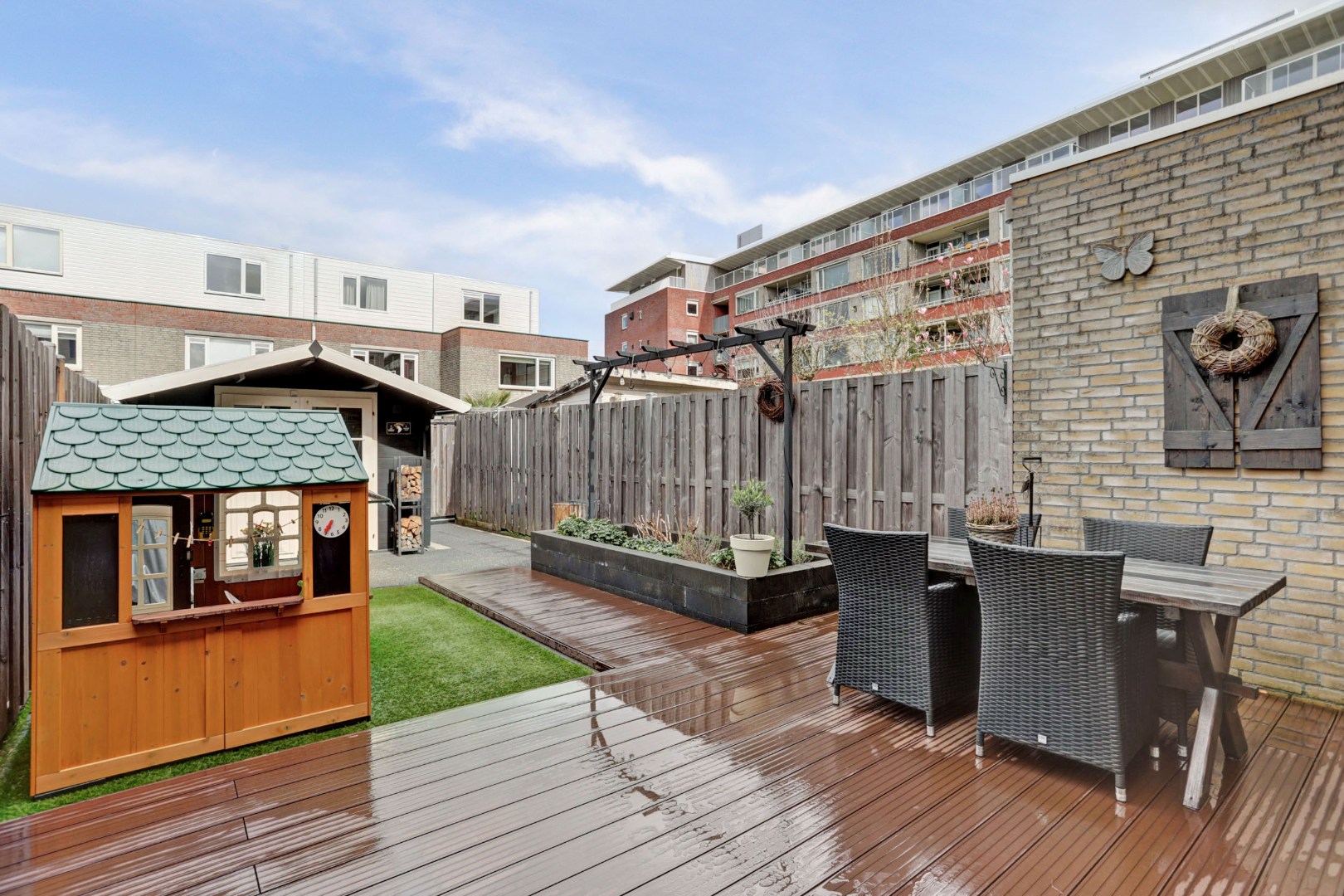 Energiezuinige (A-label) en uitstekend onderhouden 4-kamer tussenwoning met voor- en achtertuin met houten berging! 